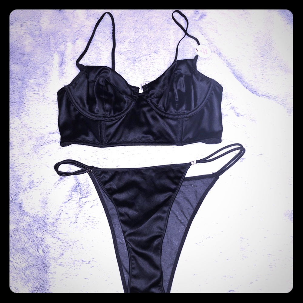 Lingerie Set - Picture 2 of 5